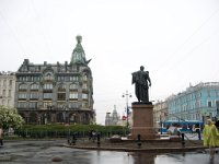 Plein voor de Kazankathdraal met het Singergebouw aan de Nevsky Project.